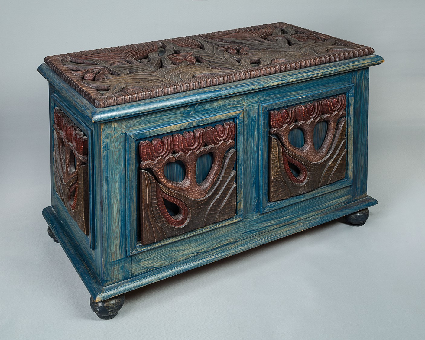 image of an ornamental linen chest