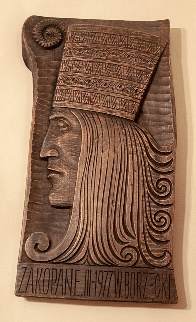 image of a sculpture in wood showing the head of a well-known highlander outlaw known as Janosik