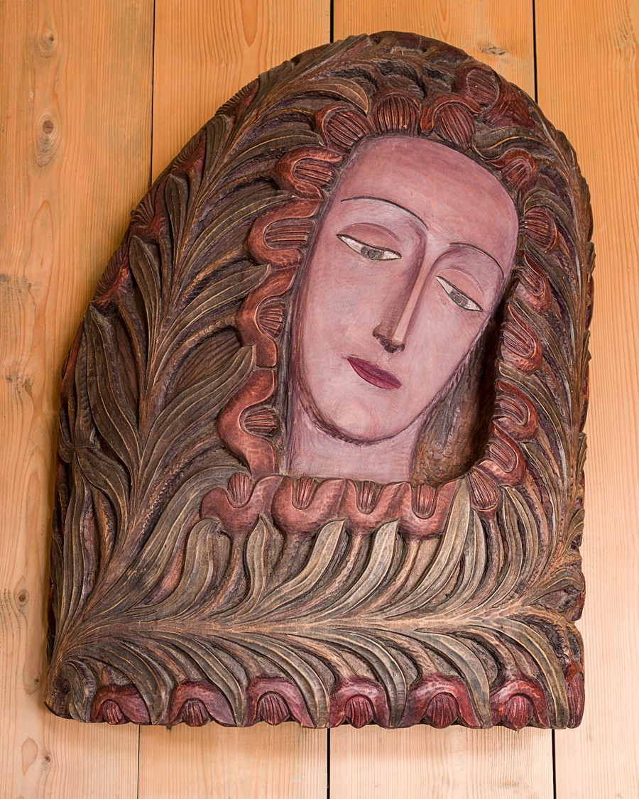 image of a sculpture in wood presenting Madonna