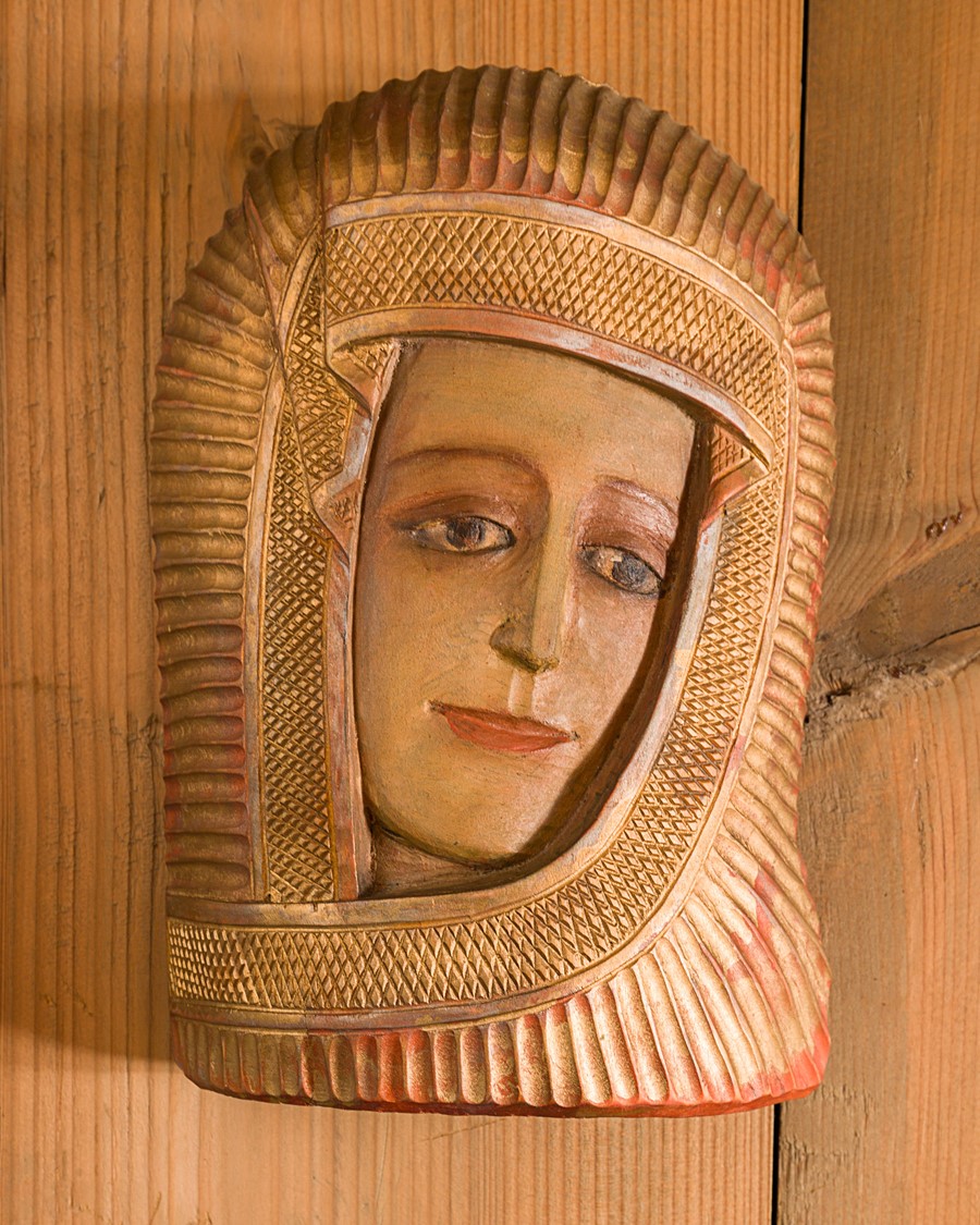 image of a sculpture in wood presenting Madonna