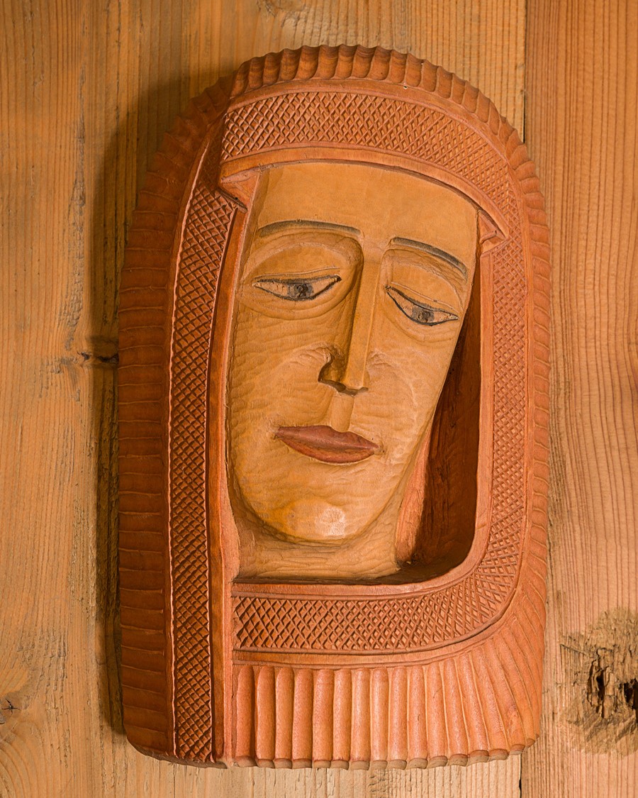 image of a sculpture in wood presenting Madonna