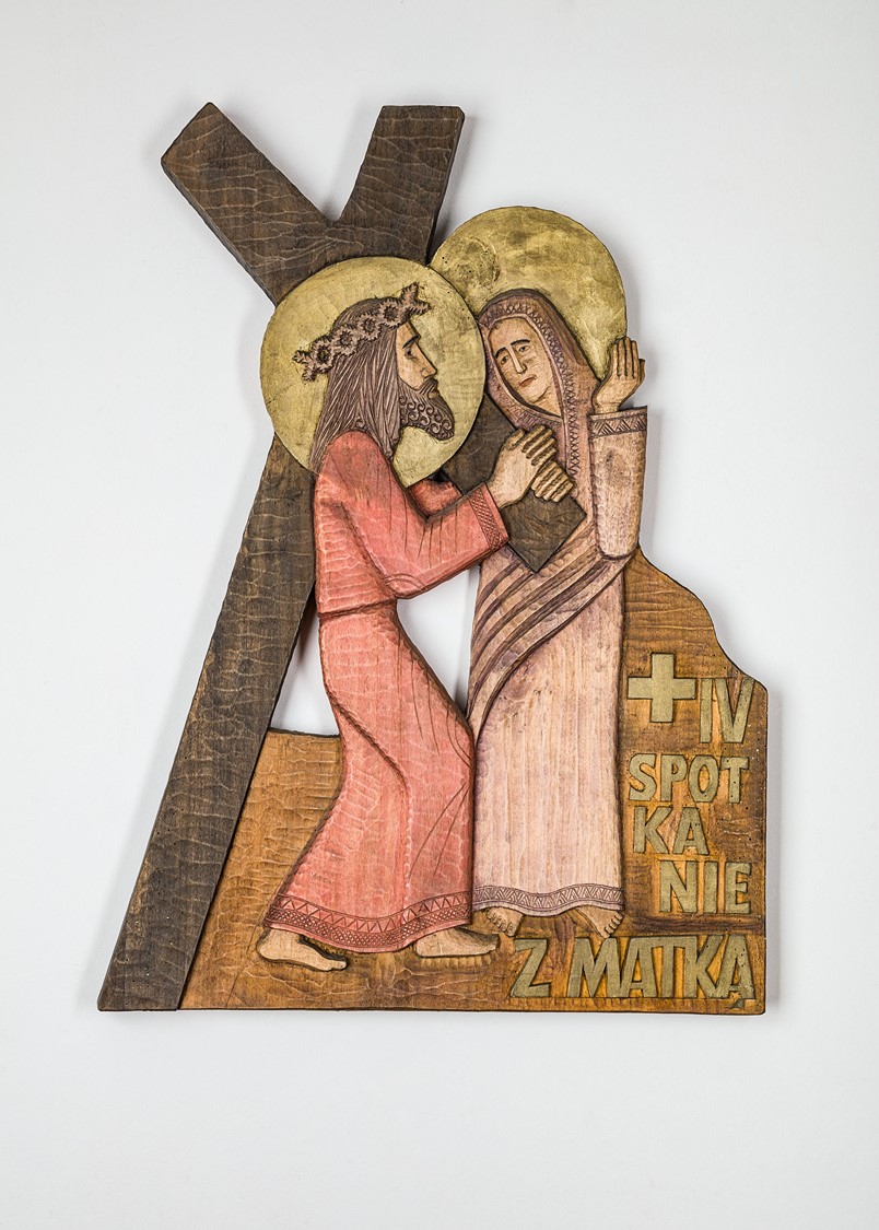 image of a bas relief carved in wood presenting Jesus meeting His Mother, Mary