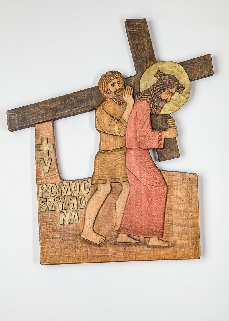image of a bas relief carved in wood presenting Simon of Cyrene helping Jesus carry the cross