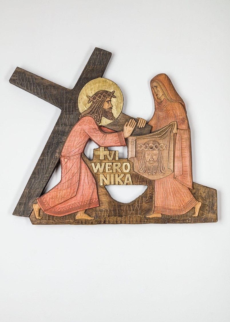image of a bas relief carved in wood presenting Veronica wiping the face of Jesus