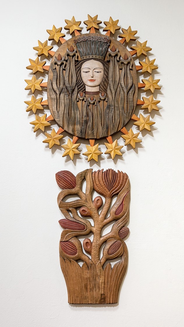 image of sculptures in wood presenting Virgin Mary and a flower